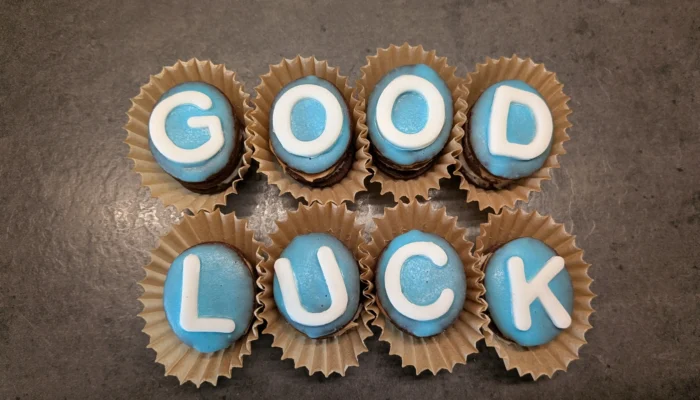 Plätzchen mit Buchstaben aus Zuckergussschrift zusammengelegt zu dem Satz "Good Luck"