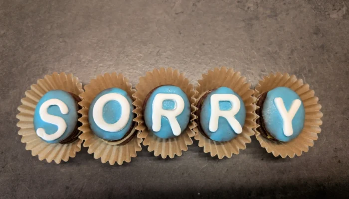 Plätzchen mit Buchstaben aus Zuckergussschrift zusammengelegt zu dem Wort "Sorry"