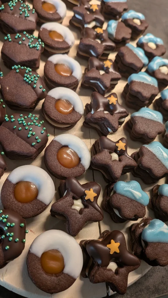 Eine Auswahl an dekorierten Plätzchen mit Dunklem Teig und bunter Verzierung