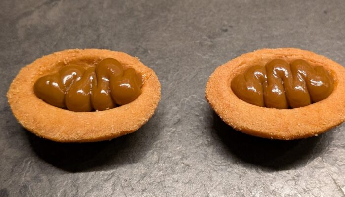 Oreschkihälften gefüllt mit Karamell